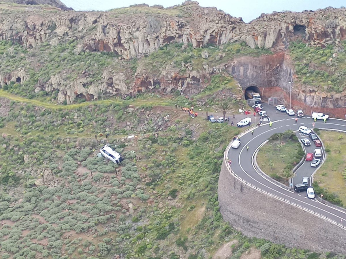 La Gomera: al menos un muerto y más de una decena de heridos al caer un bus turístico