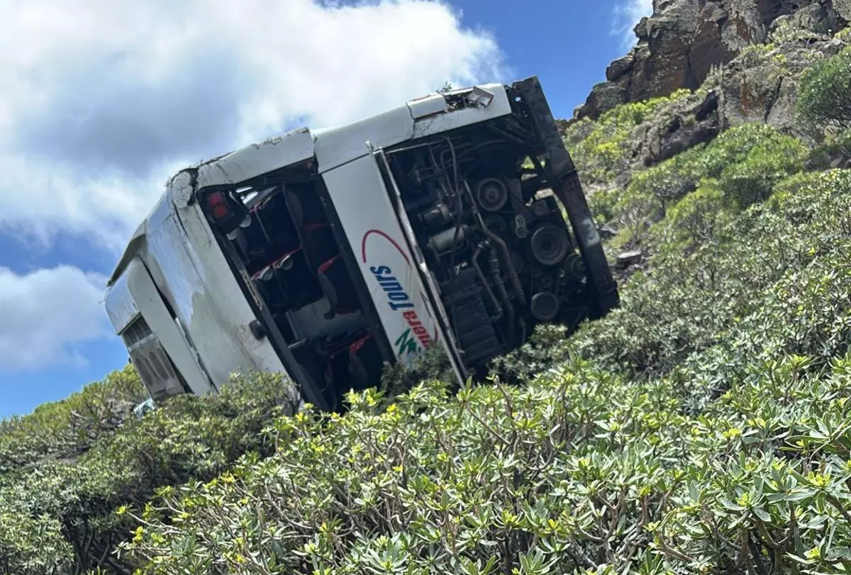 Al menos un muerto y m&aacute;s de una decena de heridos al caer un bus tur&iacute;stico en La Gomera