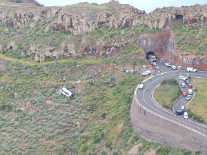 La Gomera: al menos un muerto y cerca de 30 heridos al caer un bus turístico 