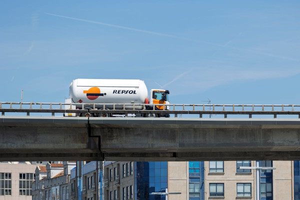 Repsol dice que garantiza suministro de queroseno, vital para el turismo