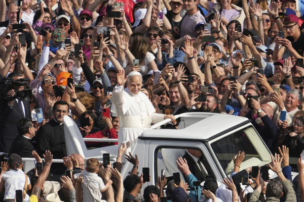 Los viajes para ver al Papa en España empiezan a moverse, aunque a medio gas