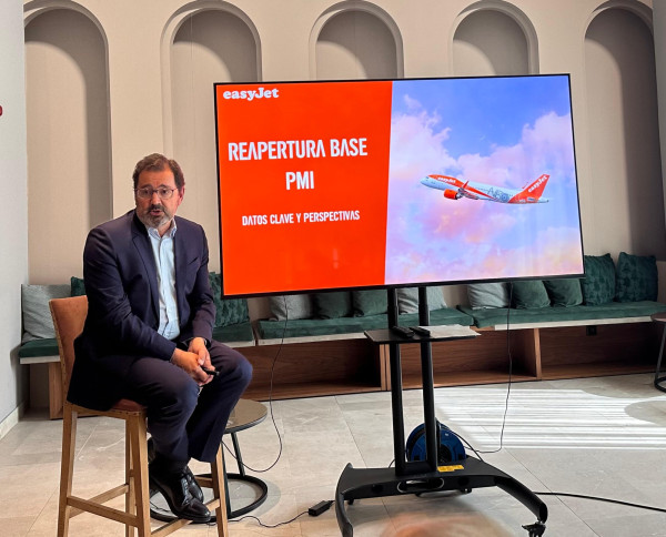 EasyJet se aferra a su plan estival mientras vigila de cerca el precio del queroseno
