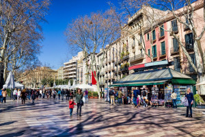 Booking.com investiga por qué 50 clientes durmieron en los pasillos de un hotel en Barcelona