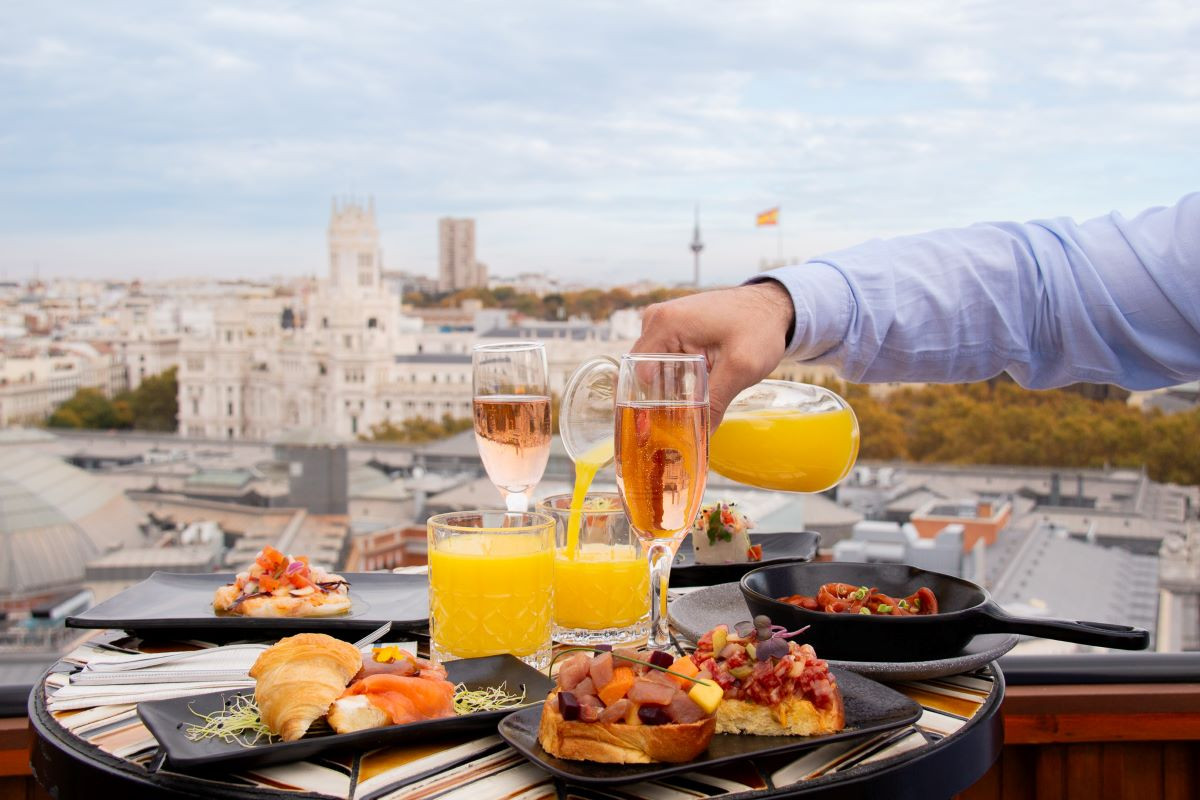 Terrazas, azoteas y patios: el buen tiempo en Madrid se vive desde sus hoteles