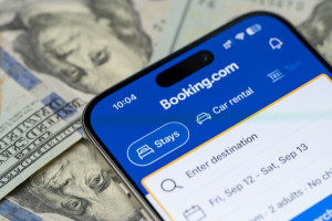 Booking crece un 16% hasta marzo, pero la crisis en Oriente Medio impacta ya en sus cuentas