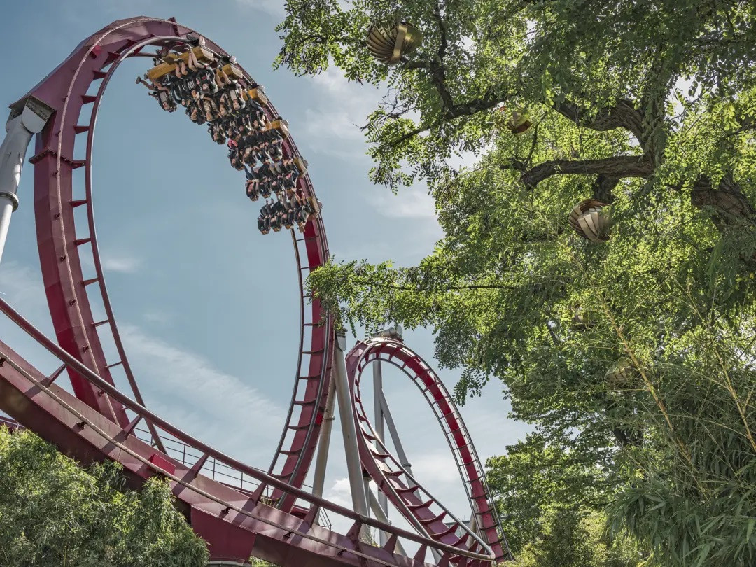 Jardines T&iacute;voli: historia, atracciones cl&aacute;sicas y espect&aacute;culos del parque de atracciones m&aacute;s emblem&aacute;tico de Dinamarca