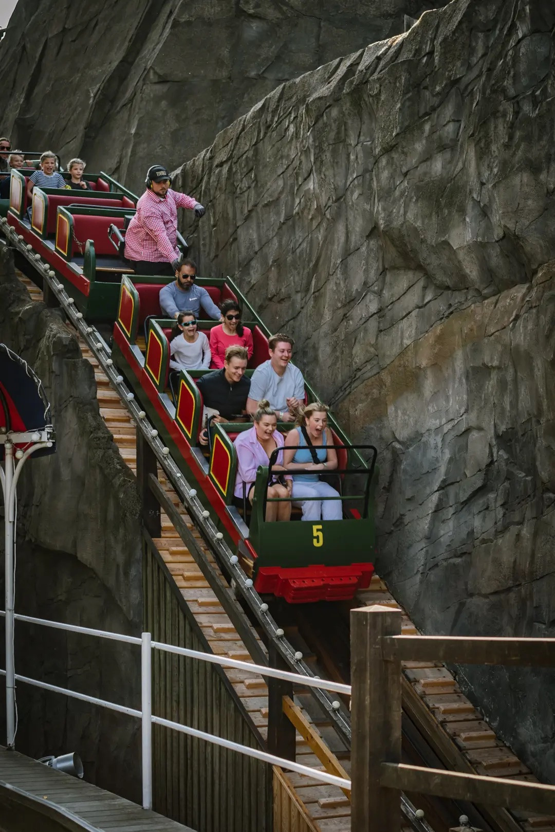 Jardines T&iacute;voli: historia, atracciones cl&aacute;sicas y espect&aacute;culos del parque de atracciones m&aacute;s emblem&aacute;tico de Dinamarca