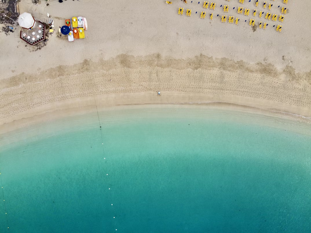 Costa, islas o crucero: cómo se redistribuyen las vacaciones y qué implica para el sector turístico
