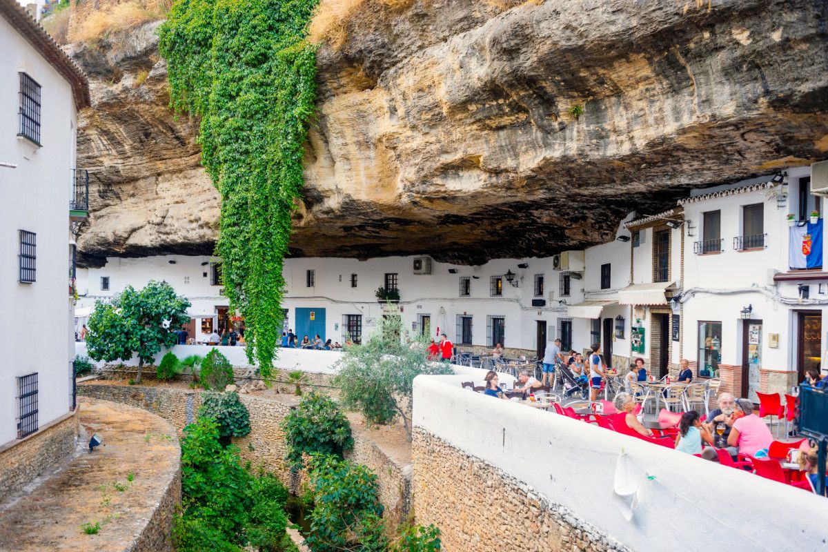 Setenil de las Bodegas y sus casas bajo la roca es uno de los pueblos m&aacute;s espectaculares de C&aacute;diz