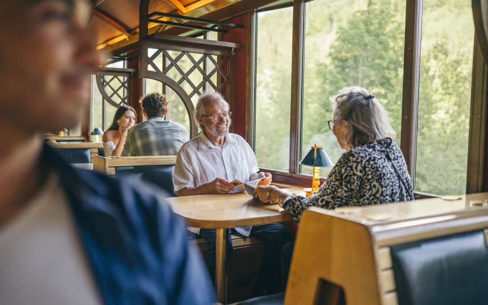 GoldenPass Belle &Eacute;poque, el tren hist&oacute;rico suizo entre Montreux y Zweisimmen, uno de los m&aacute;s famosos de Suiza y que cues