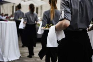 La hostelería afronta el verano con 50.000 puestos vacantes: el sector pasa a la acción para atraer talento