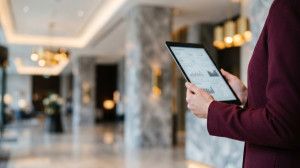 Consolidación tecnológica en el sector hotelero: RealTime adquiere Stay App 
