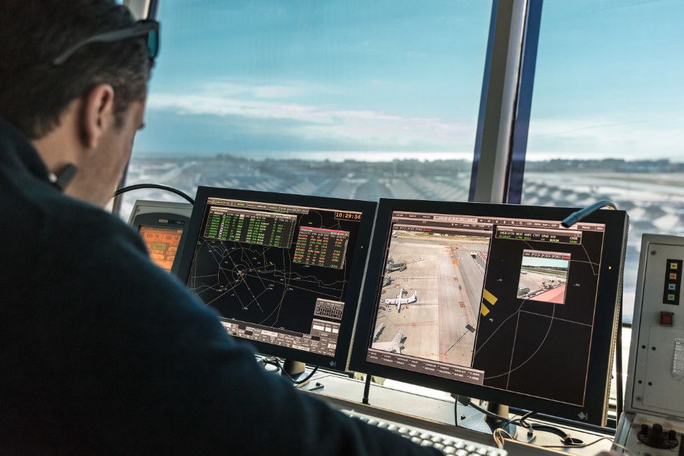 En el tri&aacute;ngulo a&eacute;reo tr&aacute;fico-controladores-IA, si un v&eacute;rtice se estira, &iquest;lo har&aacute;n los dem&aacute;s?