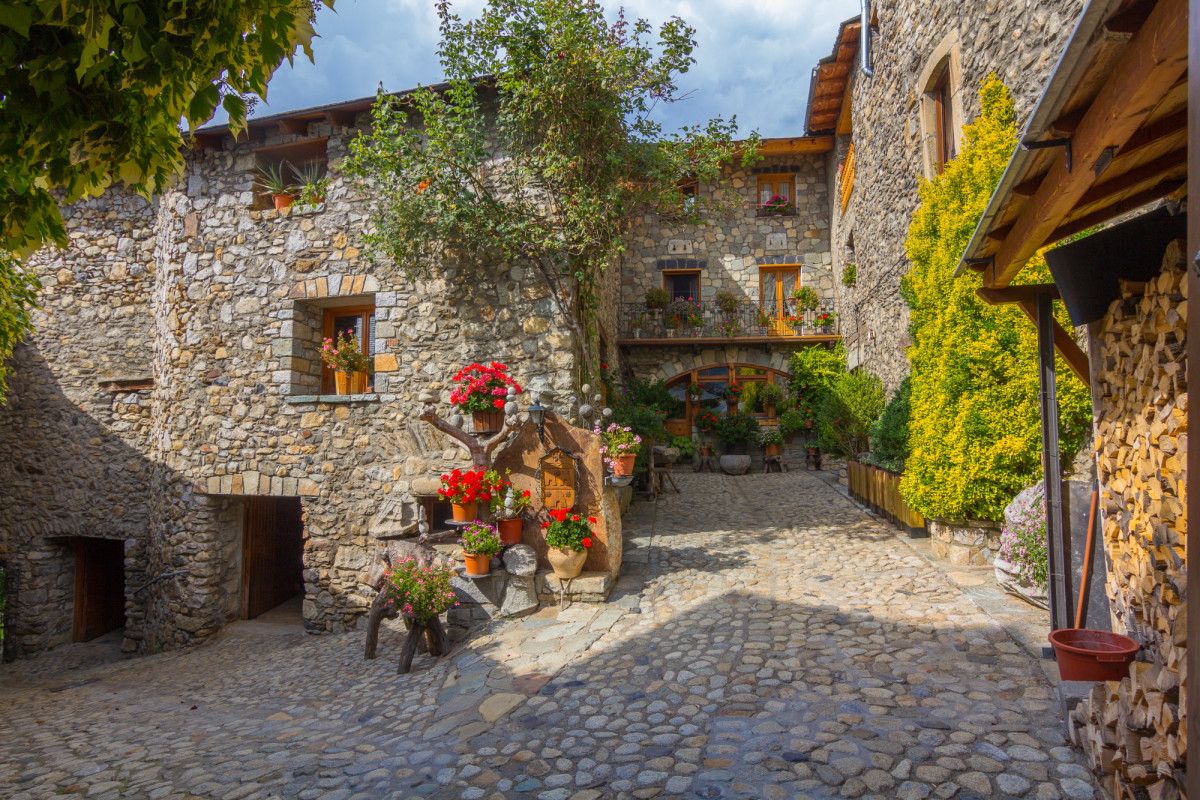 A&iacute;nsa, uno de los pueblos medievales m&aacute;s famoso del Pirineo aragon&eacute;s que es famoso por sus calles empedradas