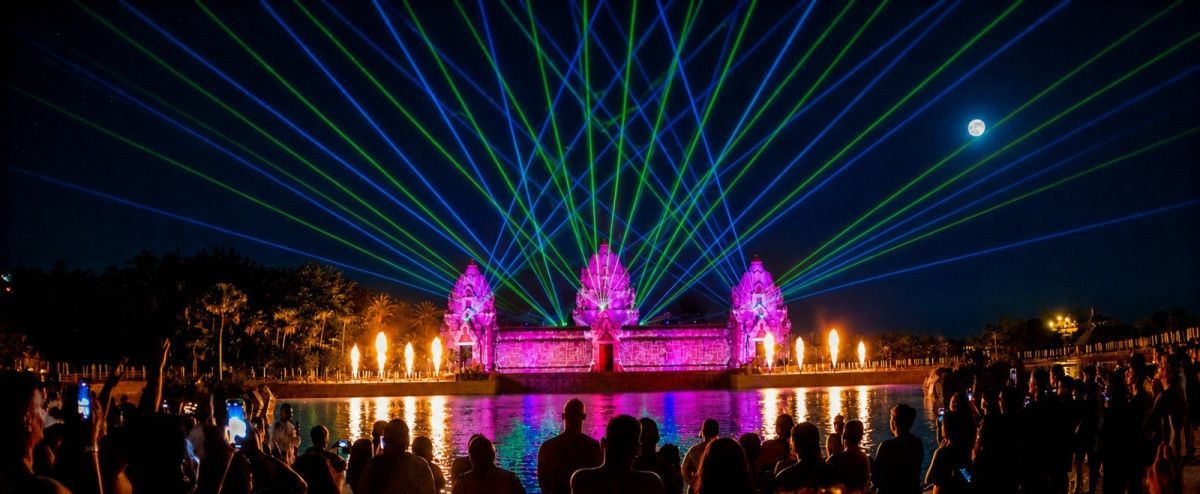 M&aacute;s de 4.000 personas se rinden a la adrenalina y la magia nocturna del Costa Adeje Siam Night
