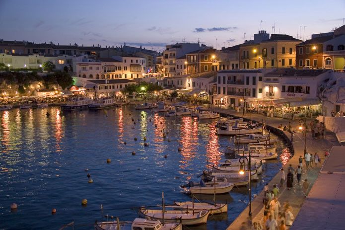 Es Castell, el pueblo de Menorca con alma brit&aacute;nica donde el d&iacute;a comienza frente al Mediterr&aacute;neo
