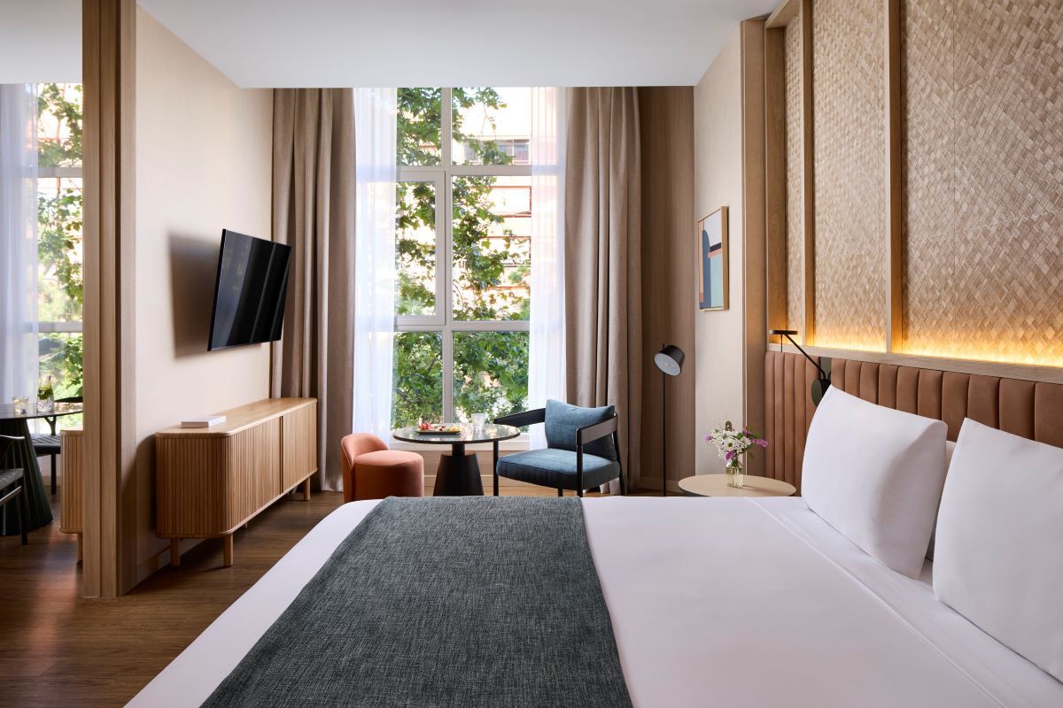 NH transforma dos hoteles urbanos en la costa mediterr&aacute;nea