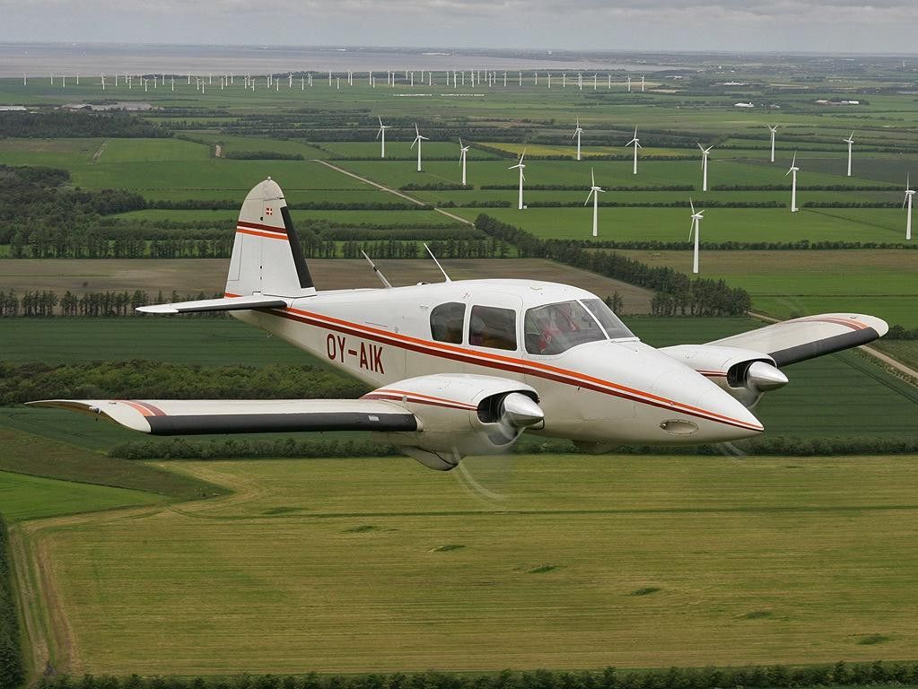A subasta por 10 euros una aeronave de los a&ntilde;os 50 abandonada en el aeropuerto de Sevilla