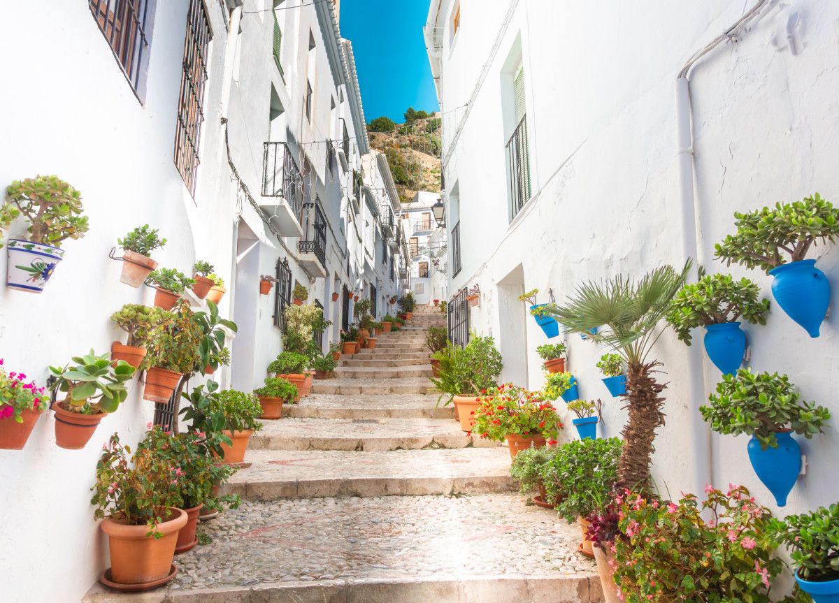 Frigiliana destaca por sus calles empinadas, casas encaladas, flores en los balcones y vistas al Mediterr&aacute;neo