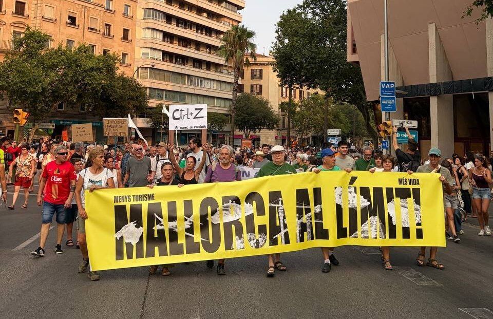 Miles de personas salen a la calle en Mallorca contra la saturaci&oacute;n tur&iacute;stica y la falta de vivienda