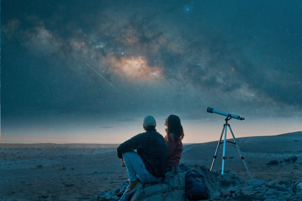 Las Delta Acu&aacute;ridas no son estrellas, sino peque&ntilde;as part&iacute;culas que entran en la atm&oacute;sfera terrestre a gran velocidad. La fricci&oacute;n con el aire las calienta hasta desintegrarlas y produce el breve trazo luminoso que cruza el firmamento.