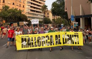 Manifestación masiva en Palma contra la saturación turística y la crisis de vivienda