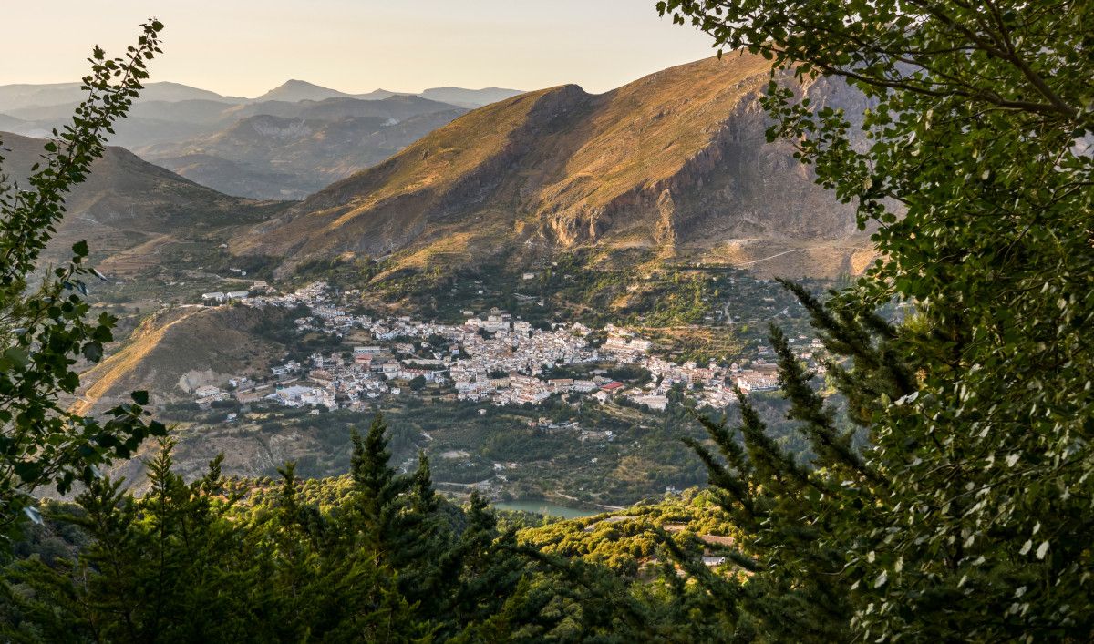 Para llegar al Collado del Alguacil atravesaremos la localidad granadina de G&uuml;&eacute;jar Sierra. 