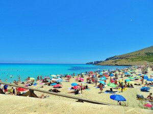 La crisis migratoria alerta al turismo: "Podría afectar la percepción de España como destino seguro" 