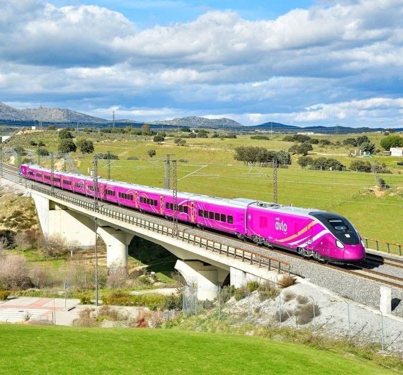 Renfe eval&uacute;a retirar m&aacute;s trenes de alta velocidad tras reunirse con los maquinistas