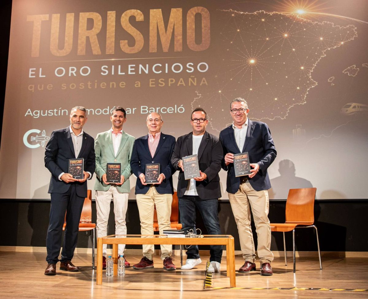 entrevista Agust&iacute;n Almod&oacute;bar libro turismo