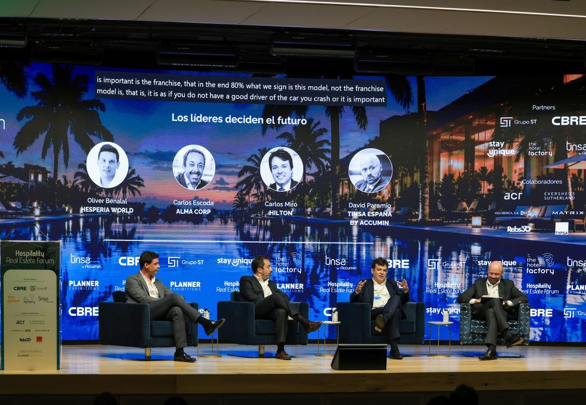 Profesionales debaten sobre inteligencia artificial y gestión hotelera