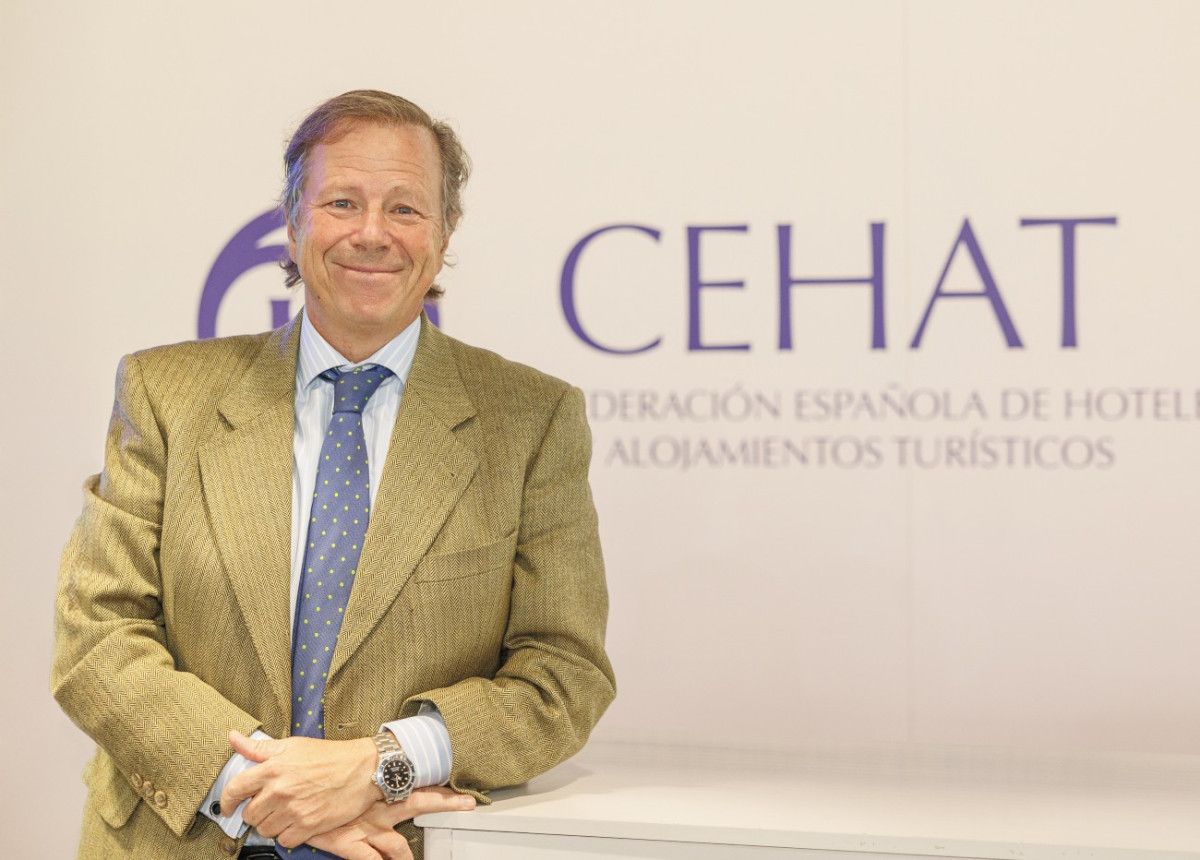 Representante de la patronal hotelera durante una entrevista sobre el IVA turístico