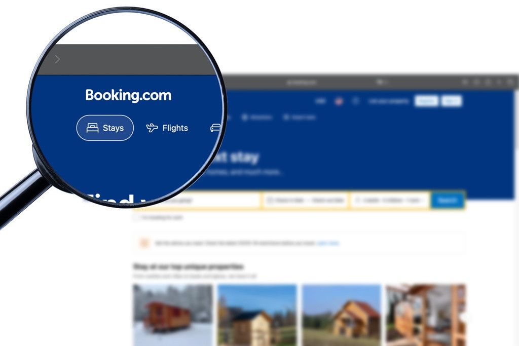 Pantalla de Booking.com asociada a la investigación europea sobre anuncios fraudulentos y phishing