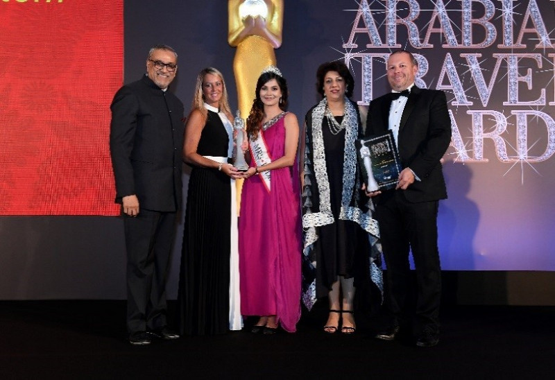 Imagen: Kathryn Wallington, Directora General en Emiratos Árabes Unidos y Matthew Powell, Director General para Oriente Medio y Asia del Sur reciben el premio al “Mejor GDS” en los Arabian Travel Awards